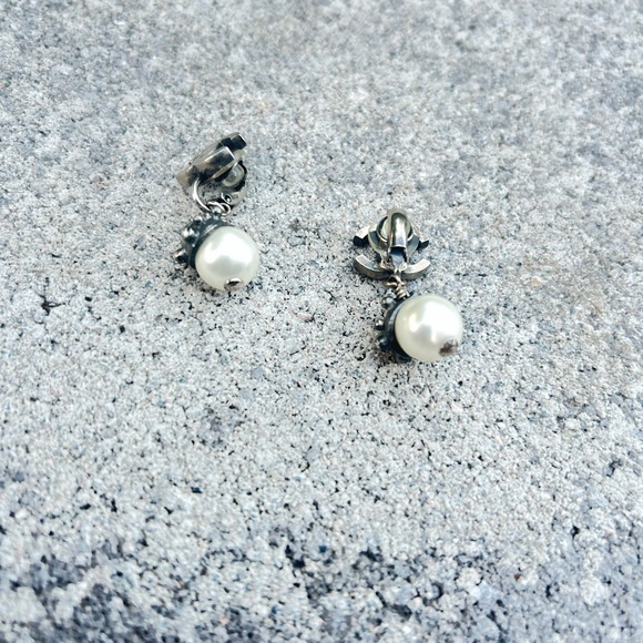 Chanel Pearl CC Logo earrings - Picture 2 of 3